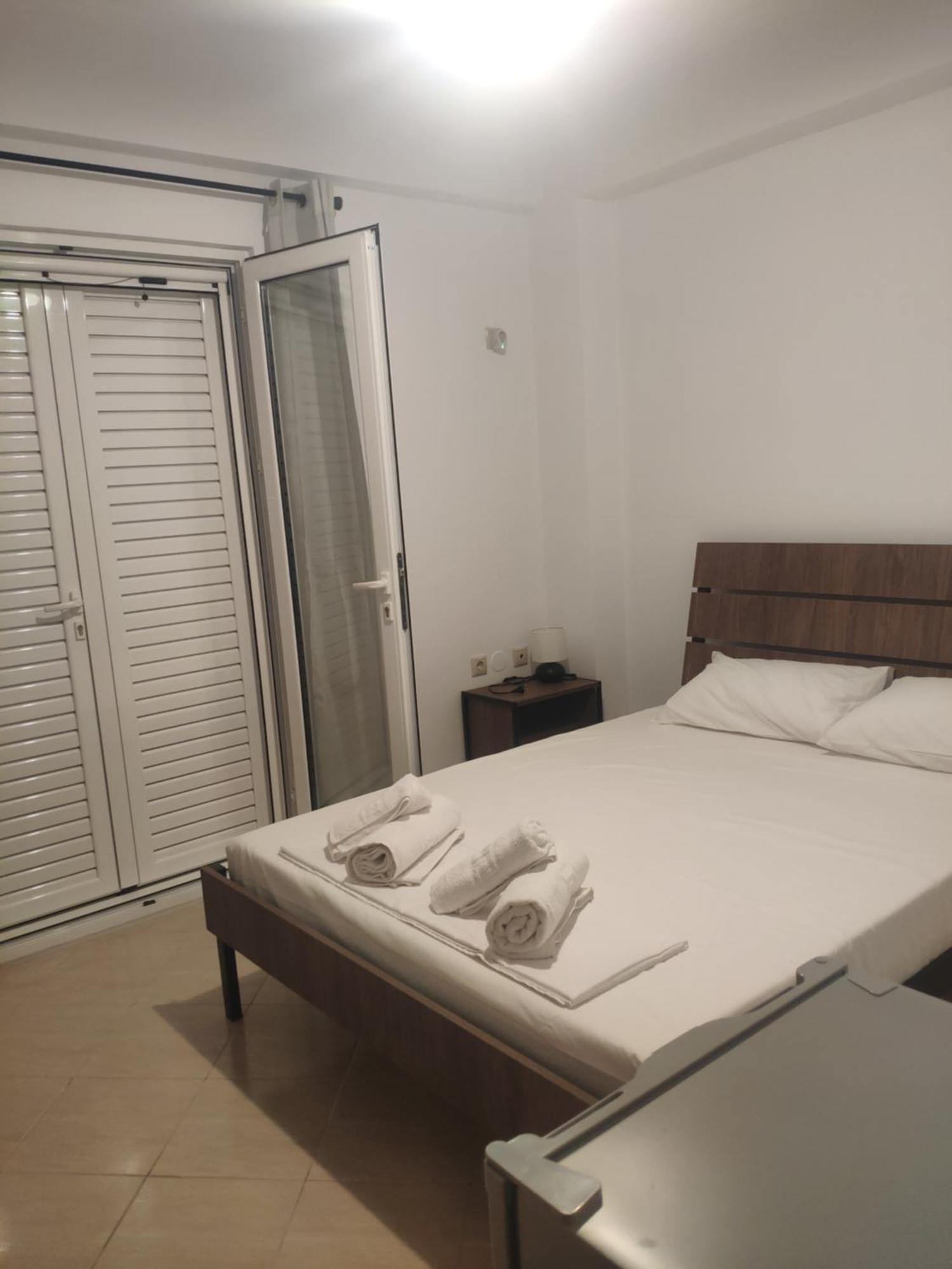 Kolagji Rooms Lukovë Esterno foto